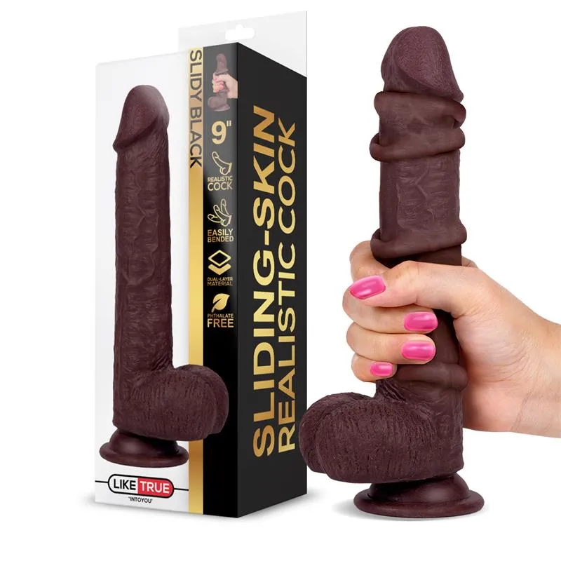 Dildo s pomičnim slojem LikeTrue 21 cm - smeđi Dildo s pomičnim slojem LikeTrue 21 cm - smeđi pokraj ambalaže.