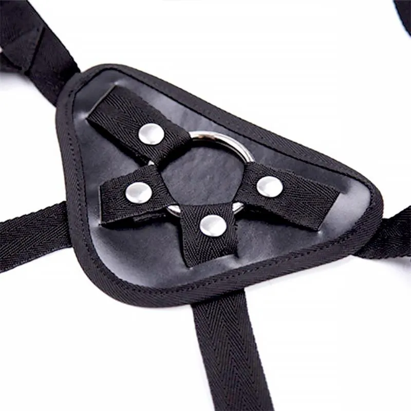 Strap on pojas - Alex Strap on pojas - Alex prikazan s prednje strane na kojoj je pričvršćen metalni prsten pomoću četiri kopče.
