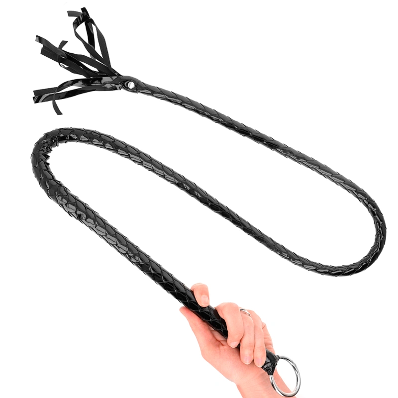 Bič Kink Long Whip dužine 138 cm prikazan u ruci.
