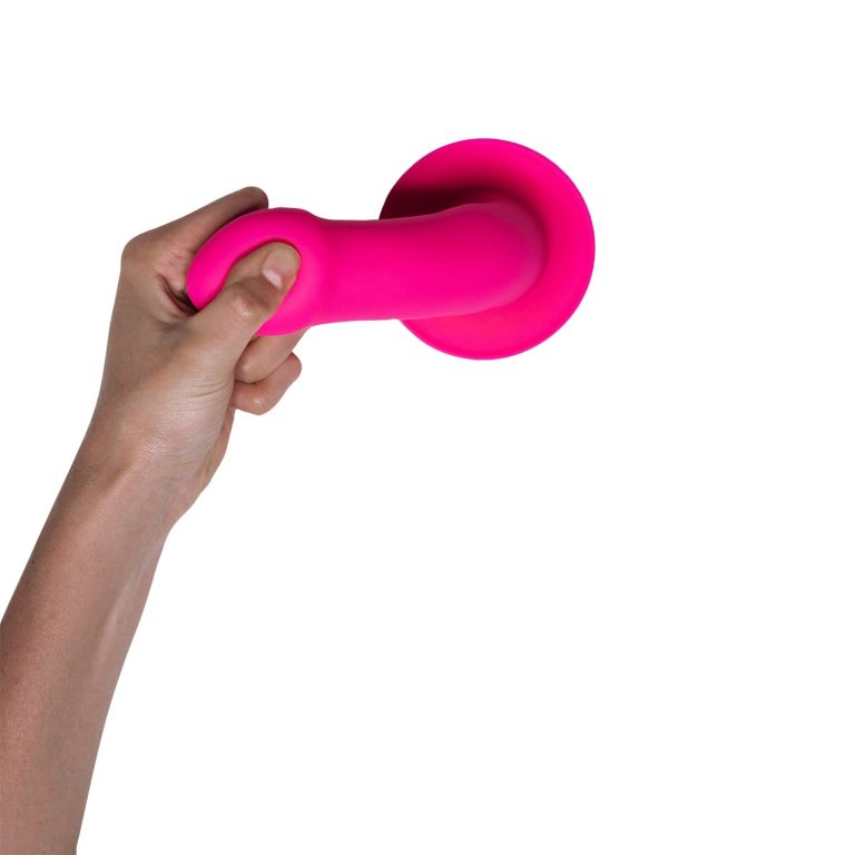 Dildo rozi 16,7 cm - Hitsens 2 prikaz mekoće materijala na vrhu dilda.