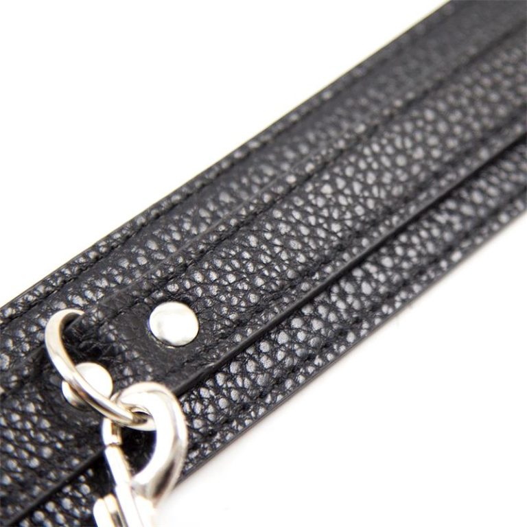 Ovratnik i povodac crni - Snake Pattern Collar - prikaz metalne zakovice i prstena za kočanje metalnog povodca