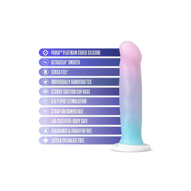 Dildo 19 cm - Avant Lucky. Na slici je navedeno: poseban silikonski materijal, ručno oblikovan, vakuumska čašica, stimulacija P ili G točke, siguran za tijelo, kompatibilan sa strap on pojasom, bez štetnih tvari