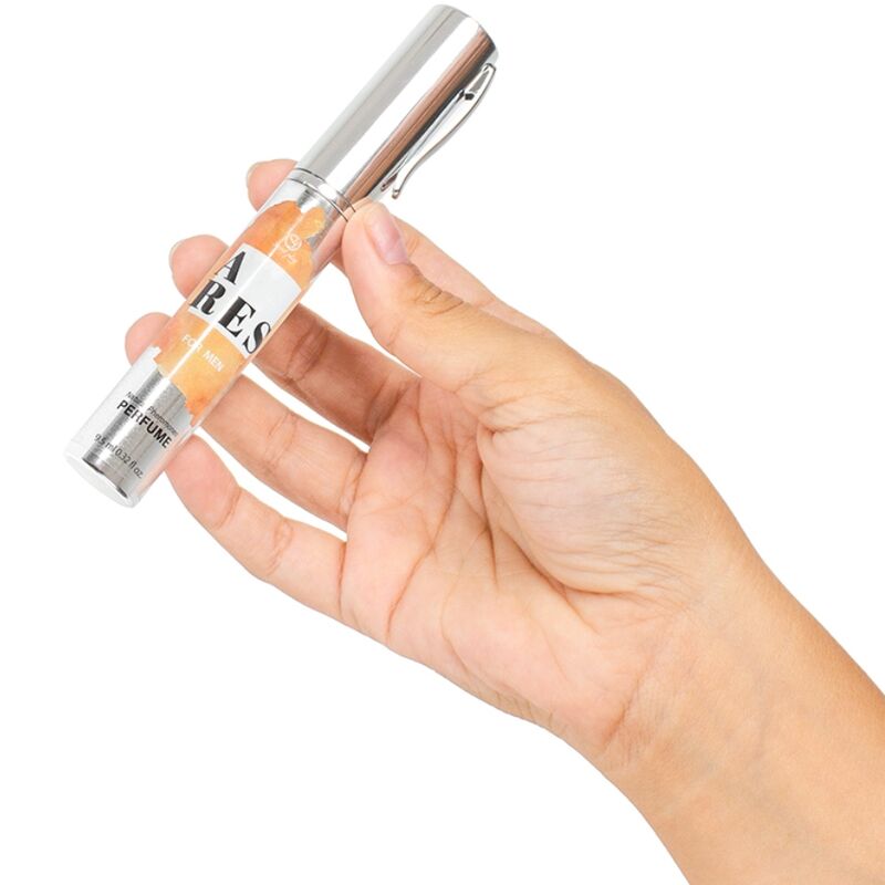 Parfem za muškarce "Ares" s dodatkom feromona 9,5 ml Parfem za muškarce "Ares" s dodatkom feromona 9,5 ml prikazan u ljudskoj ruci.