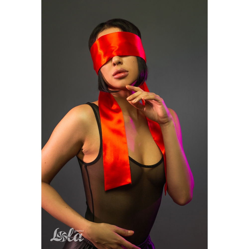 Vrpca za vezanje crvena - Party Hard - prikaz vrpce na očima na ženskoj osobi