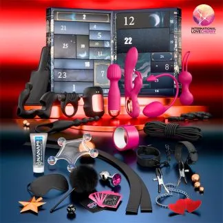 Adventski kalendar - Lovecherry 2025 - na slici su prikazane igračke koje dolaze u kalendaru - rabbit vibrator, jaje, wand, masturbator, analne kuglice, masažer prostate, navlaka za prst, bullet vibrator, lisice, štipaljke, povez za oči,...