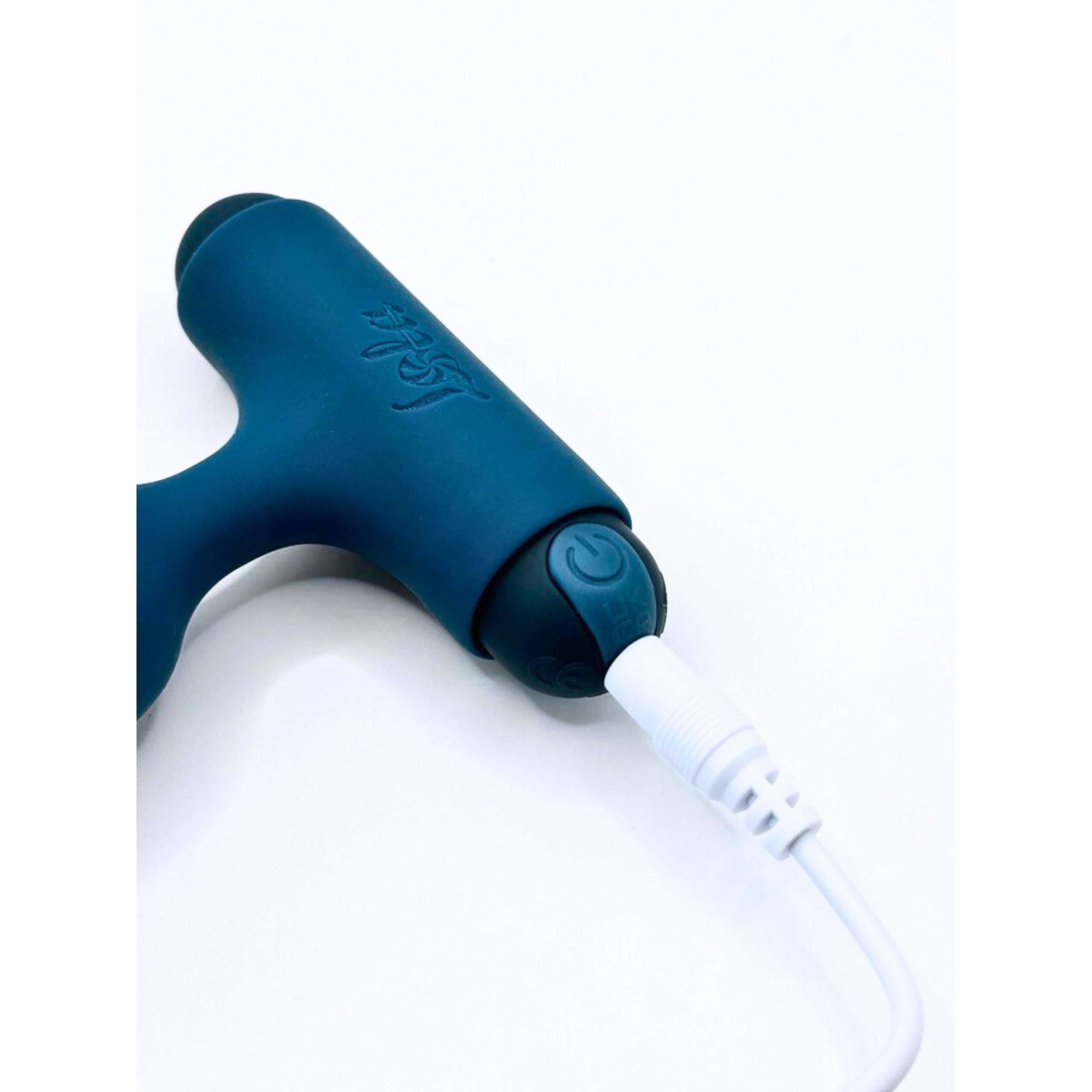 Vibrirajuće analne kuglice - Elation 2.0 Vibrirajuće analne kuglice - Elation 2.0 - prikaz punjenja s priloženim USB kabelom