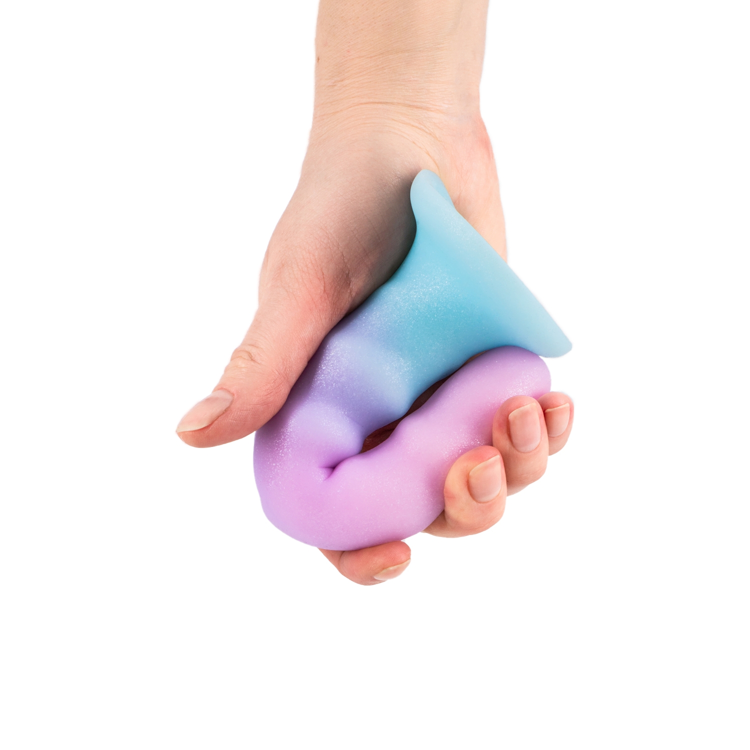 Dildo ljubičasti 17 cm - Flow Unicorn - prikaz savitljivosti dilda u ljudskoj ruci
