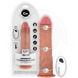 Vibrirajući dildo s daljinskim upravljačem 19 cm - Cock Miller - prikaz dilda i daljinskog upravljača pored ambalaže. Promjeri dilda su: sami vrh 2,7 cm, sredina 4,1 cm, dno 4,4 cm.