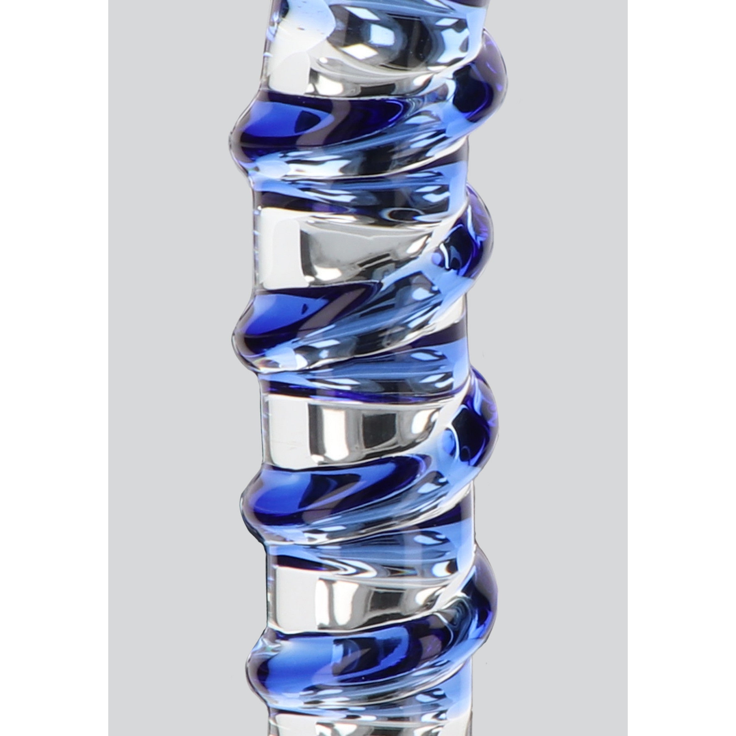 Stakleni dildo 16 cm - G Spot Gemstone Stakleni dildo 16 cm - G Spot Gemstone - prikaz izbočenja u obliku spirale koje se protežu tijelom dilda. izbočenja su plavkaste boje.