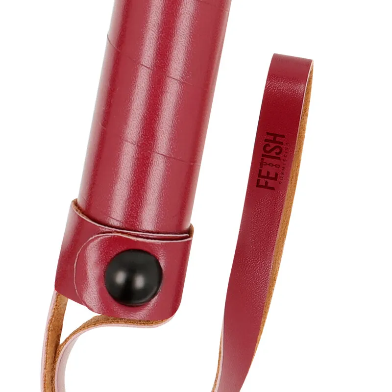 Bič - Dark Room Flogger - prikaz omče na kraju drške i metalne zakovice crne boje